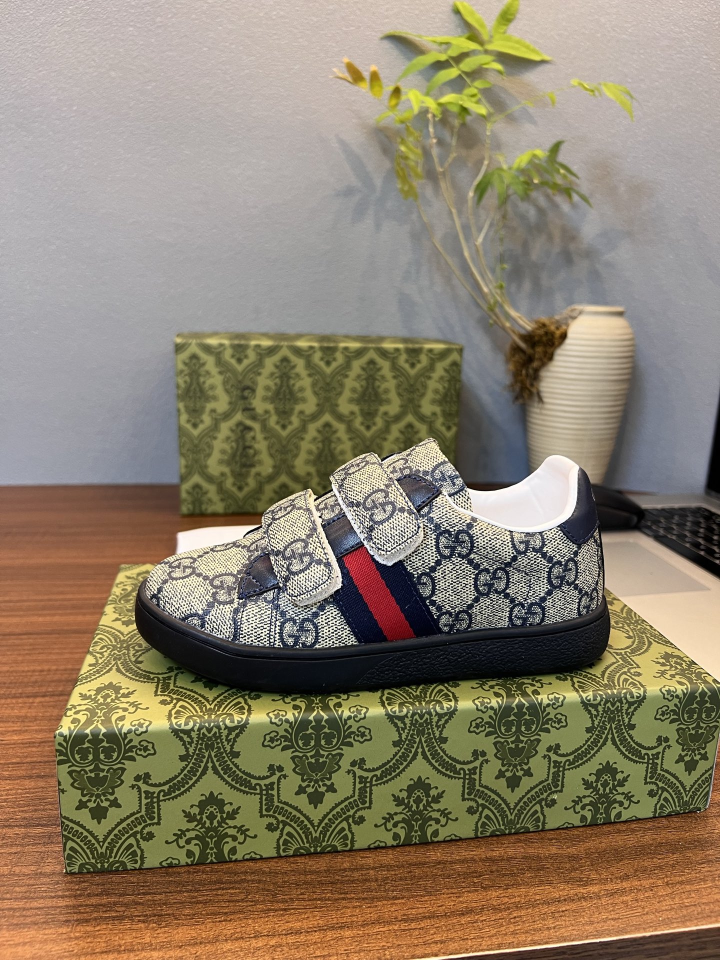 Children's shoes child